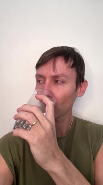 homem sedento tomando &aacute;gua cristalina 