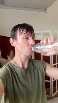 homem sedento tomando &aacute;gua cristalina 