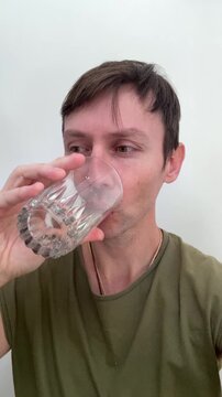 homem sedento tomando &aacute;gua cristalina 