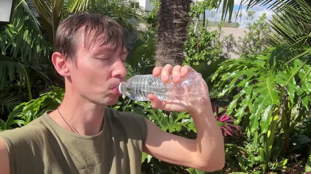 homem sedento tomando &aacute;gua cristalina 