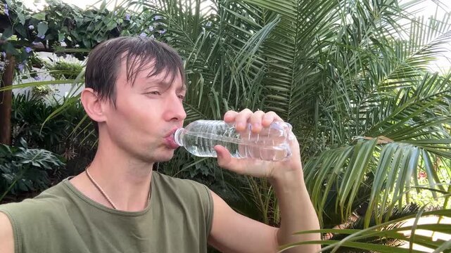 homem sedento tomando &aacute;gua cristalina 