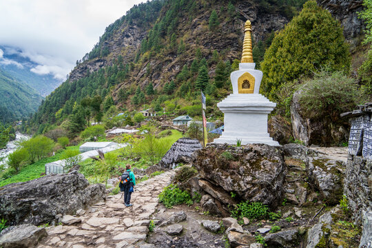 Mujer senderista mirando una estupa en la regi&oacute;n del valle de khumbu. Camino al Everest Base Camp