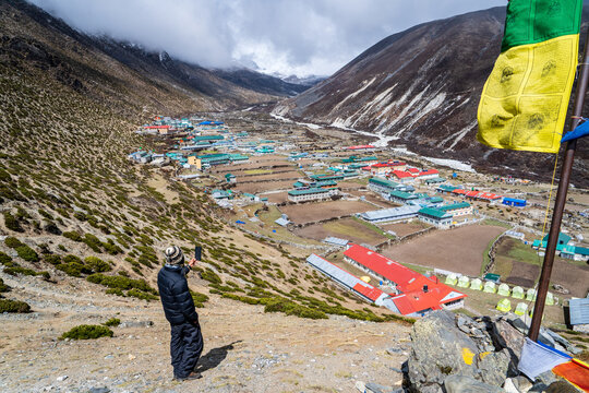 Senderista admirando las vistas del pueblito de Dingboche, en los Himalayas de Nepal. Camino al Campamento Base del Everest.	