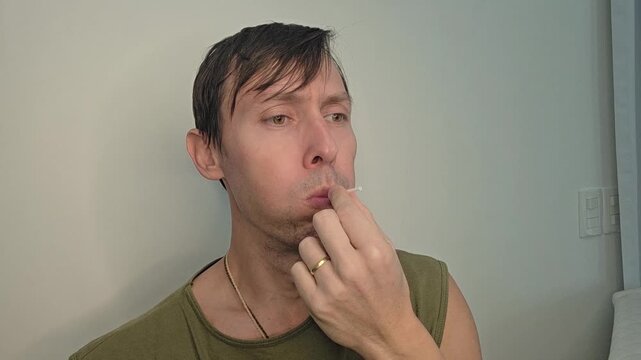 homem c&ocirc;migo faz exercicios fonoaudiologo faciais para produ&ccedil;&atilde;o da voz 