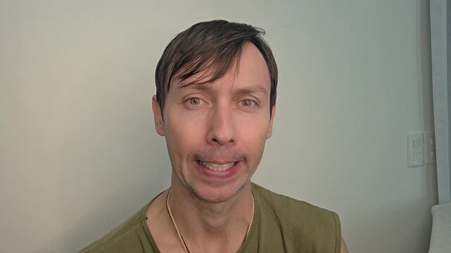 homem c&ocirc;migo faz exercicios fonoaudiologo faciais para produ&ccedil;&atilde;o da voz 