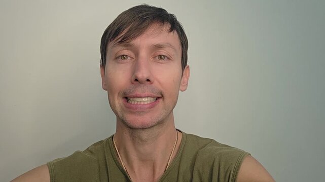 homem c&ocirc;migo faz exercicios fonoaudiologo faciais para produ&ccedil;&atilde;o da voz 