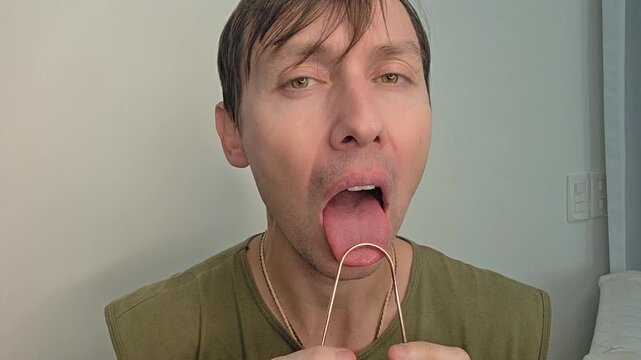 homem faz limpeza de lingua 