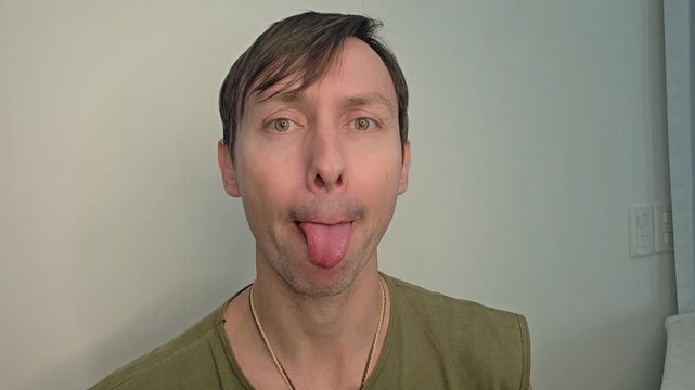 homem c&ocirc;migo faz exercicios fonoaudiologo faciais para produ&ccedil;&atilde;o da voz 