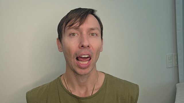 homem c&ocirc;migo faz exercicios fonoaudiologo faciais para produ&ccedil;&atilde;o da voz 