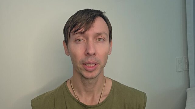 homem c&ocirc;migo faz exercicios fonoaudiologo faciais para produ&ccedil;&atilde;o da voz 
