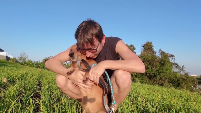 homem passeando com cachorro caramelo , ado&ccedil;&atilde;o responsavel 