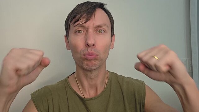 homem c&ocirc;migo faz exercicios fonoaudiologo faciais para produ&ccedil;&atilde;o da voz 