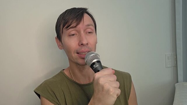 homem c&ocirc;migo faz exercicios fonoaudiologo faciais para produ&ccedil;&atilde;o da voz 