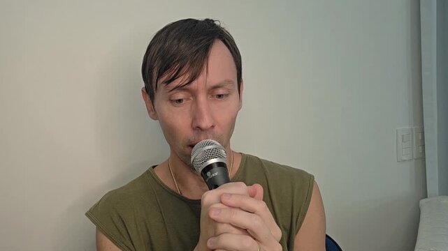 homem c&ocirc;migo faz exercicios fonoaudiologo faciais para produ&ccedil;&atilde;o da voz 