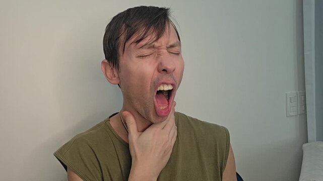 homem c&ocirc;migo faz exercicios fonoaudiologo faciais para produ&ccedil;&atilde;o da voz 