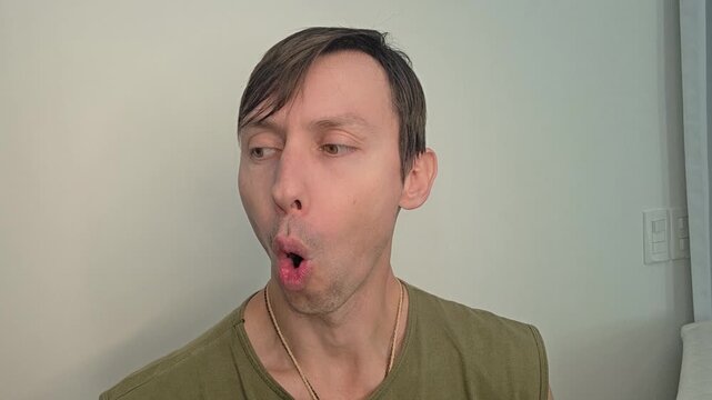 homem c&ocirc;migo faz exercicios fonoaudiologo faciais para produ&ccedil;&atilde;o da voz 