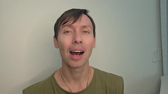 homem c&ocirc;migo faz exercicios fonoaudiologo faciais para produ&ccedil;&atilde;o da voz 