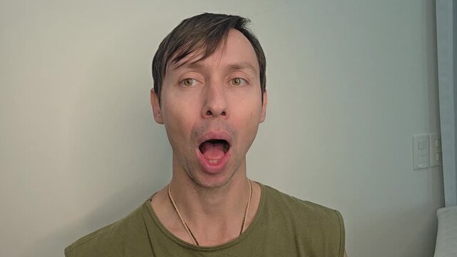 homem c&ocirc;migo faz exercicios fonoaudiologo faciais para produ&ccedil;&atilde;o da voz 