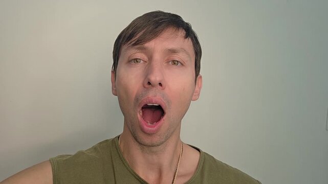 homem c&ocirc;migo faz exercicios fonoaudiologo faciais para produ&ccedil;&atilde;o da voz 