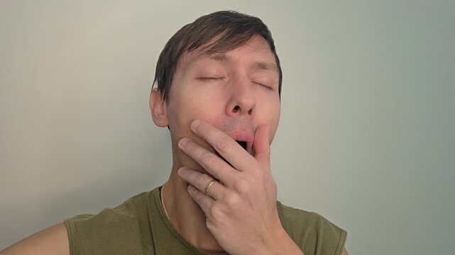 homem c&ocirc;migo faz exercicios fonoaudiologo faciais para produ&ccedil;&atilde;o da voz 