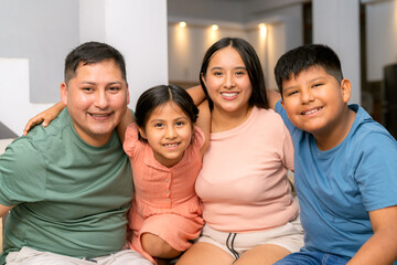 Obraz premium Happy family with parents and two children smiling