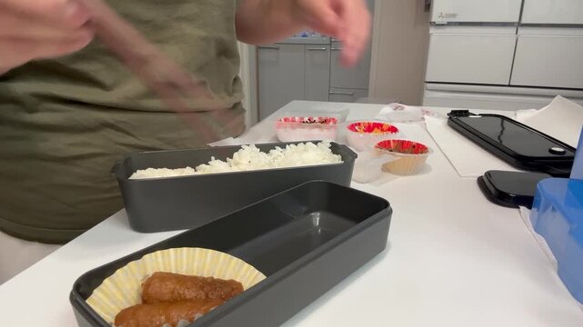 お弁当を作る主婦