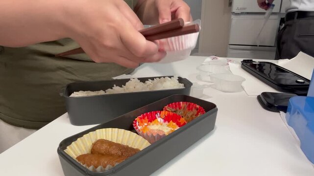 朝のリアルなお弁当作りの様子
