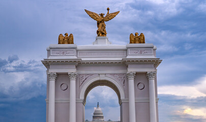 Naklejka premium United States Triumphal Arch in DC. Patriotic United States Triumphal Arch landmark. Ceremonial United States Triumphal Arch view. United States Triumphal Arch frames Capitol.