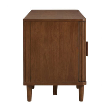 Vista laterale di un mobiletto moderno in legno massello con finitura naturale e gambe affusolate, isolato su sfondo bianco per design d'interni e arredamento casa.