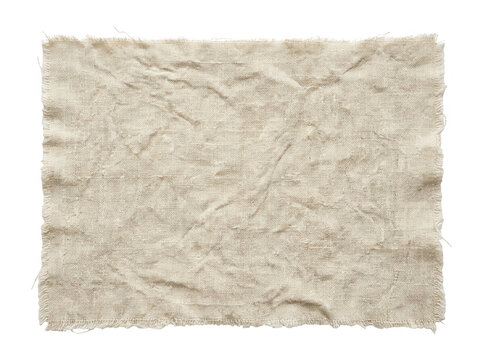 Un trozo rectangular de tela de lino natural arrugada con bordes deshilachados, presentada sobre un fondo blanco puro, ideal como textura de fondo r&uacute;stico o elemento de dise&ntilde;o minimalista.