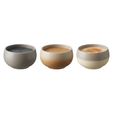 Tres cuencos de cer&aacute;mica con diferentes tipos de postres cremosos o cremas dulces, dispuestos en una fila horizontal sobre un fondo blanco puro, ideales para fotograf&iacute;a gastron&oacute;mica y men&uacute;s de cocina.