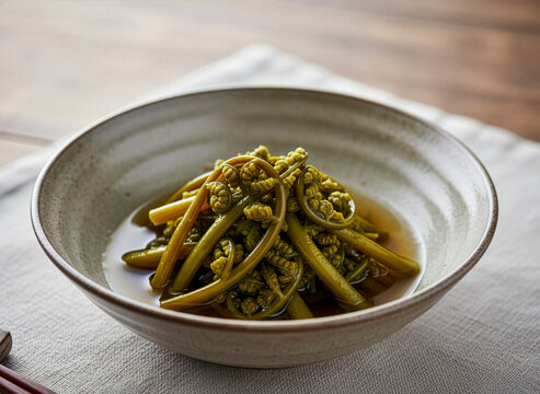 和食器に美しく盛り付けられた春の山菜わらびの煮付け２