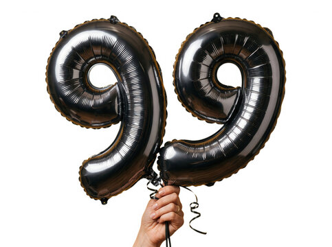 M&atilde;o segurando bal&otilde;es de alum&iacute;nio pretos em formato do n&uacute;mero noventa e nove, isolados em fundo branco, perfeitos para celebra&ccedil;&otilde;es de anivers&aacute;rio, eventos corporativos ou marcos de conquistas
