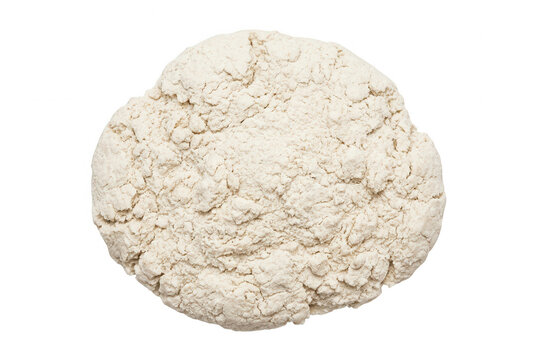Uma por&ccedil;&atilde;o de farinha de trigo branca fina em formato circular sobre um fundo branco isolado, destacando a textura granulada e o aspecto de ingrediente culin&aacute;rio essencial para panifica&ccedil;&atilde;o e