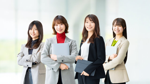 笑顔で並ぶ4人の女性・ビジネスウーマン, Smiling Female Business Professionals