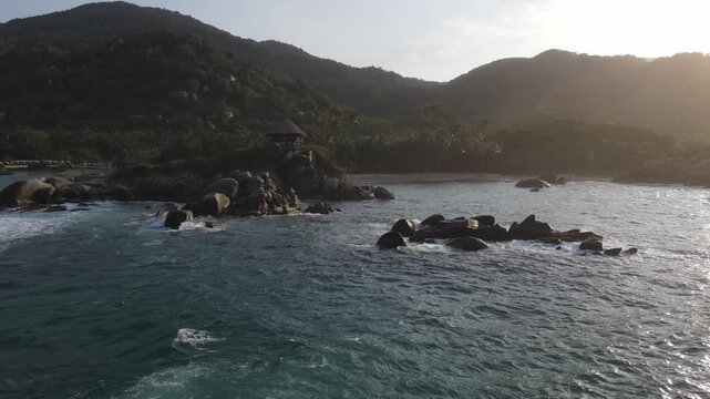 sobrevuelo con dron en el parque Tayrona colombia