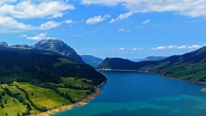 Obraz premium Scenic Alpine Lake and Green Mountains in Switzerland from Above