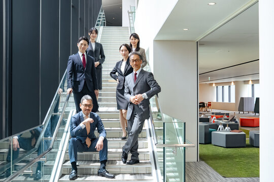 幅広い世代の男女ビジネスパーソンのグループ。チームワーク, 協力, 人材, 経営, 社長, 経営者