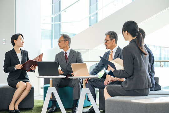 オフィスで会議するグループ。商談, ビジネス, 会談, トップ, 社長, 経営者, チームワーク