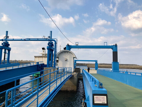 池島の港で水上へ延びる青い金属製ランプと桟橋