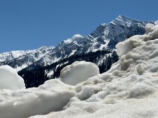 Obraz premium Snow-covered peaks rise sharply against a clear blue sky