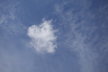 Fototapeta premium Soft white cloud floating alone in a clear blue sky