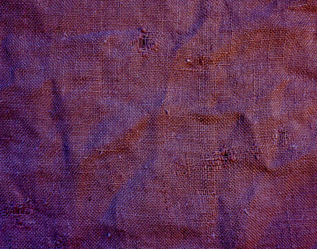 Lila Jutesack Textur mit Knicken, L&ouml;chern und Falten als rustikaler Hintergrund