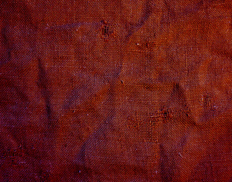 Rote Jutesack Textur mit Knicken, L&ouml;chern und Falten als rustikaler Hintergrund