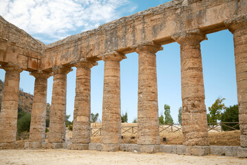 Fototapeta premium Horizontal row of ancient Greek Doric columns supporting stone architrave in Segesta, Sicily, Italy