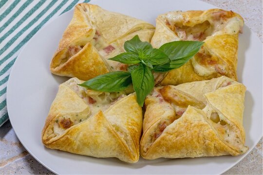 Paniers feuillet&eacute;s jambon et emmental dor&eacute;s, en gros plan