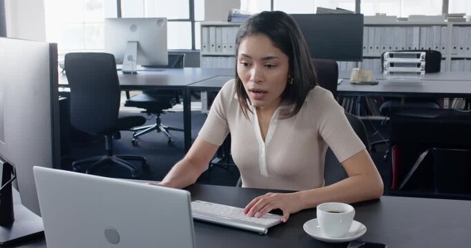 Lifestyle videos indoor of people doing activities at office, using smartphone and smiling, woman si