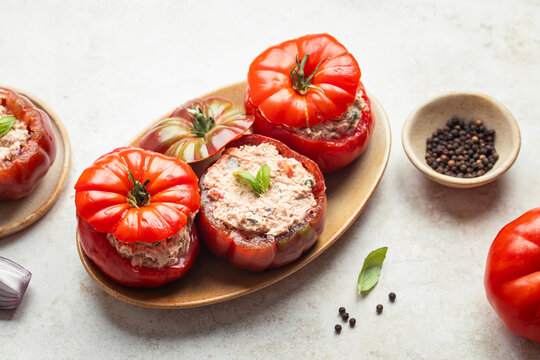 tomates fra&icirc;ches farcies au thon et fromage fouett&eacute;