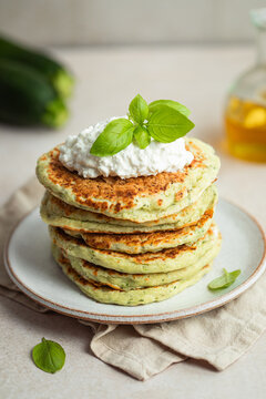 pancakes moelleux sal&eacute;s protein&eacute;s fait maison aux courgettes, basilic et cottage cheese