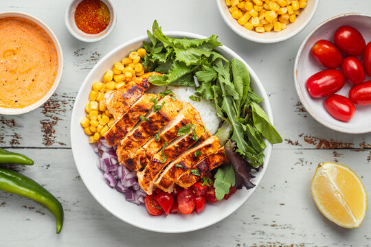 salade compl&egrave;te bowl poulet marin&eacute; tex mex tomates ma&iuml;s et riz